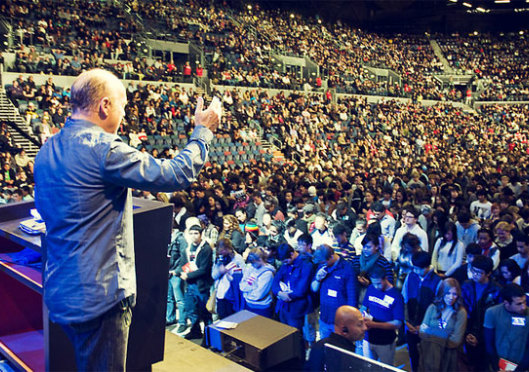 Greg Laurie holds outreach event in Auckland, almost 3,000 turns to Christ