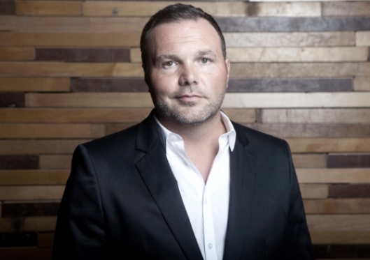 Mark Driscoll gets standing ovation from Seattle church, but protesters picket service